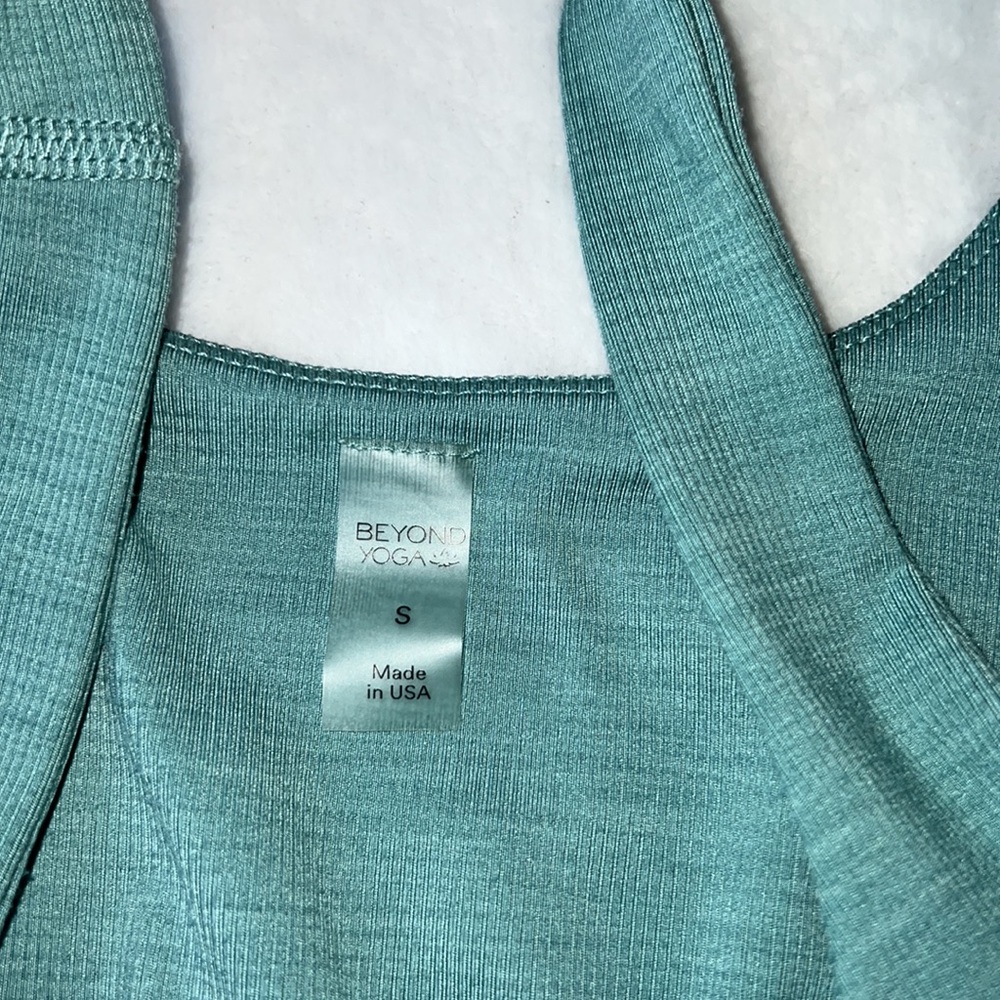 Beyond Yoga Heather Rib Keep It Simple Cropped Tank Mermaid Gree - Picture 6 of 7